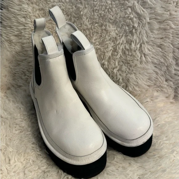 UGG Womens Neumel Platform Chelsea Leather & Sheepskin Ankle Boots